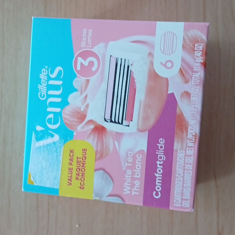 Gillette Venus Razor and Extra Cartridge Set - Picture 6 of 9